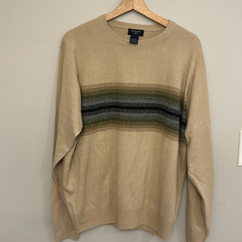 Dockers Men's Beige Sweater withh nice colors on the chest size Large